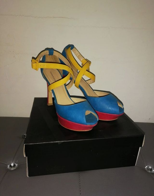 sandali alti giallo, blu e fucsia