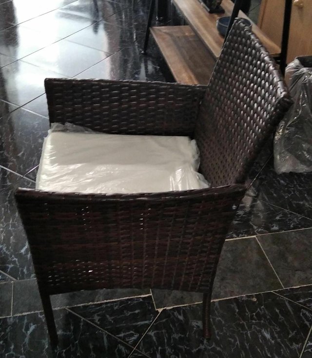 Mesa con sillas de jardin