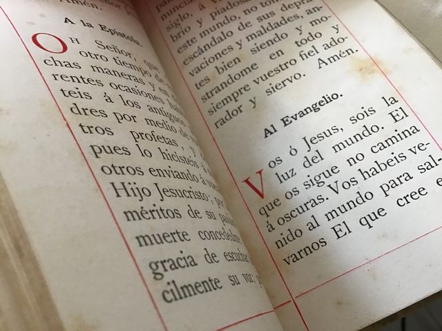 Antiguo misalito primera comunión.