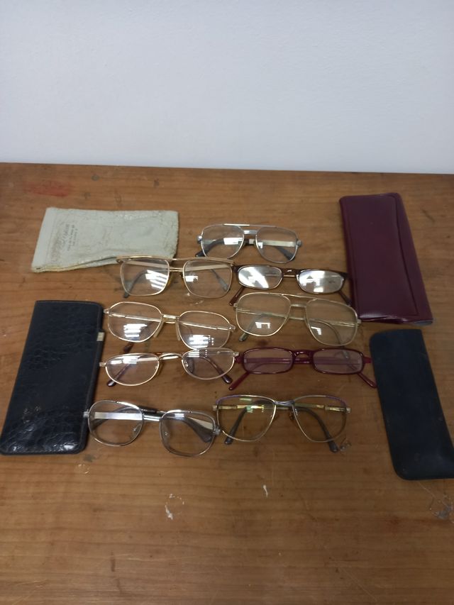 set di vecchi occhiali