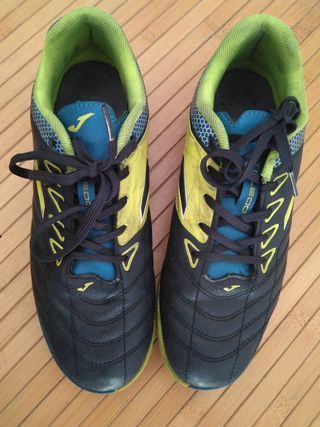 Botas de fútbol Multitaco de segunda mano en Ciudad Real en WALLAPOP