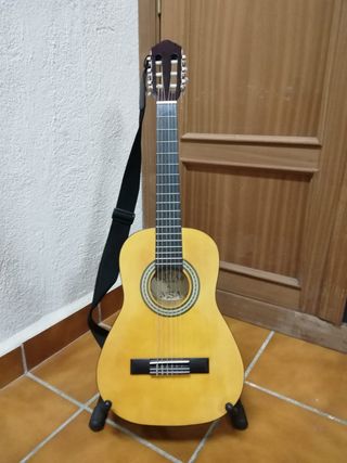 Guitarra española junior J3 de segunda mano por 60 EUR en Roquetas de Mar  en WALLAPOP