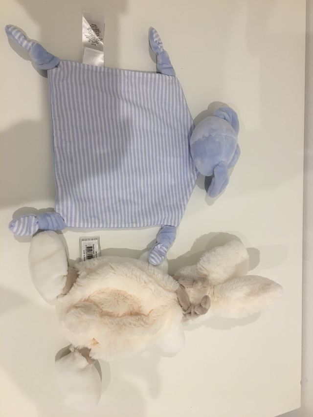 2 Peluches cuna sin estrenar.