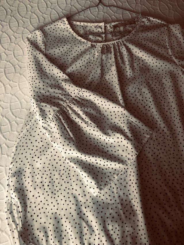 Blusa Sfera T-M con topos negros