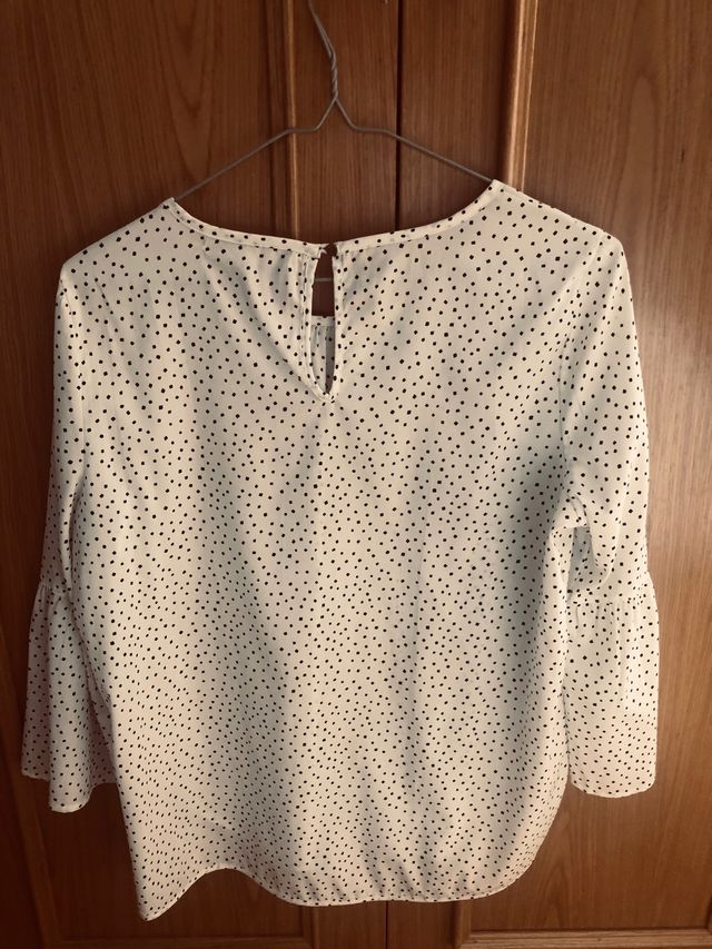 Blusa Sfera T-M con topos negros