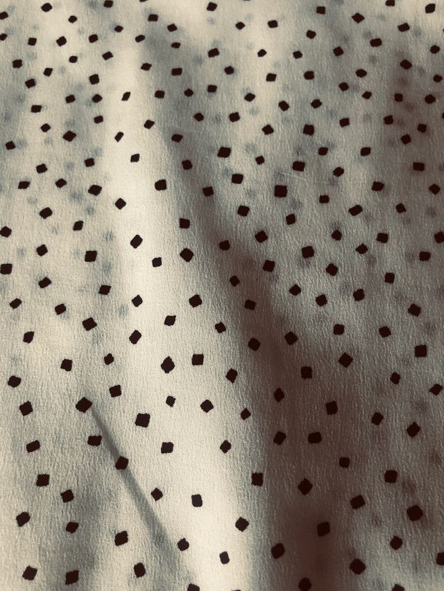 Blusa Sfera T-M con topos negros