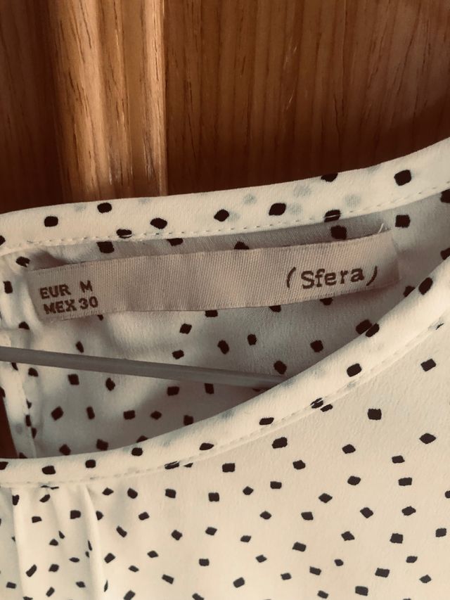 Blusa Sfera T-M con topos negros