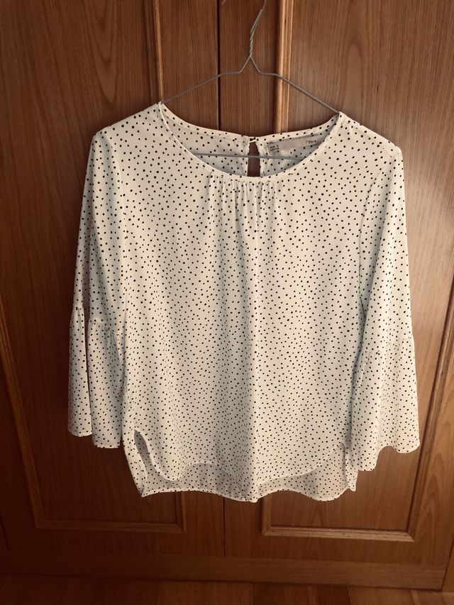 Blusa Sfera T-M con topos negros