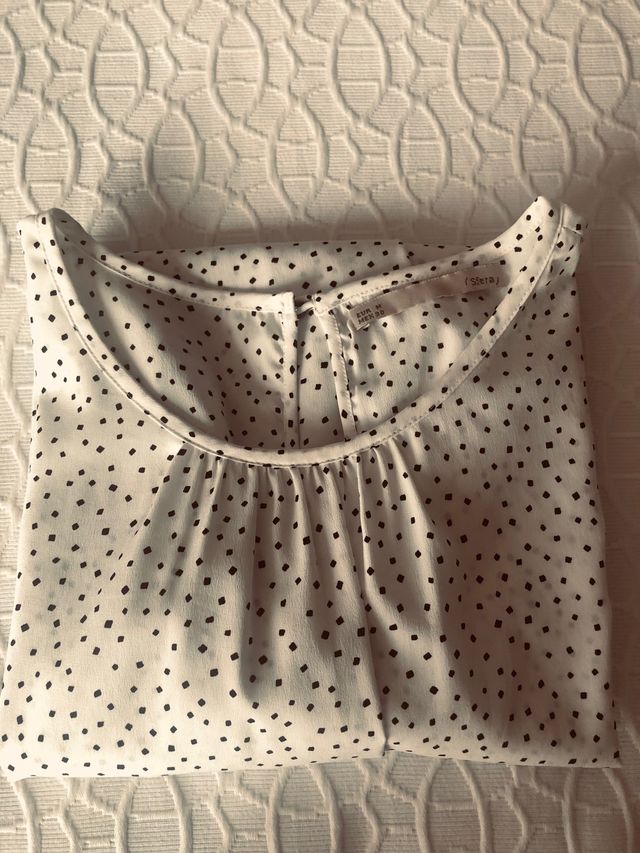 Blusa Sfera T-M con topos negros