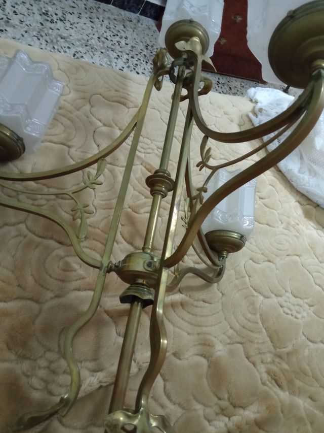 Auténtica lámpara de bronce hecha a mano.