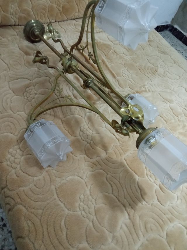 Auténtica lámpara de bronce hecha a mano.