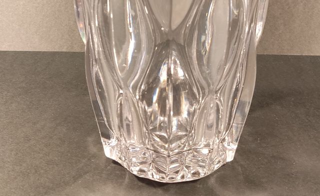 Vaso in vetro francese intagliato negli anni '60.