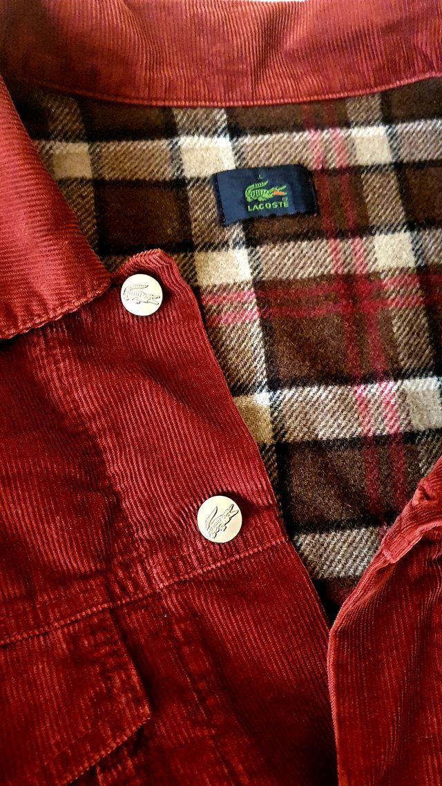 Cazadora de pana Lacoste.