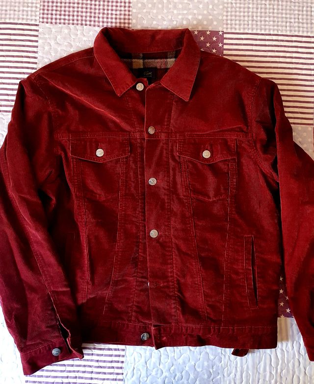 Cazadora de pana Lacoste.