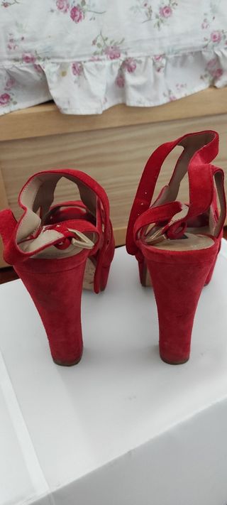 Sandalias rojas Zara de segunda mano por 10 EUR en Málaga en WALLAPOP