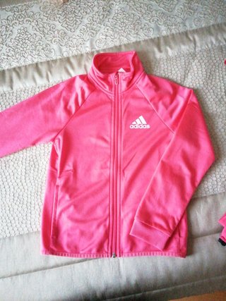 Chaqueta Adidas. talla 9-10. de segunda mano por 4 EUR en San Sebastián de  Los Reyes en WALLAPOP