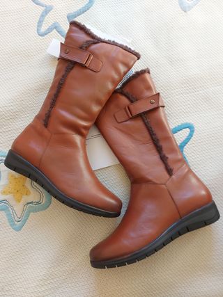 Botas marrones Purapiel de segunda mano por 75 EUR en Madrid en WALLAPOP