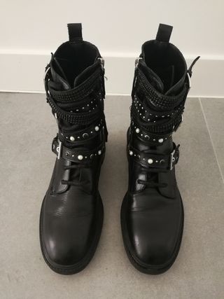 Botas ZARA tachuelas de segunda mano por 30 EUR en Carretera del Km. 17,500  Al 22,600 Madrid-Colmenar Viejo en WALLAPOP