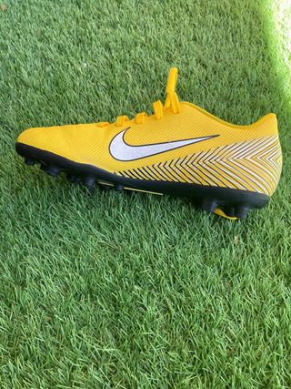 Botas de fútbol mixta talla 38 de segunda mano por 30 EUR en Madrid en  WALLAPOP