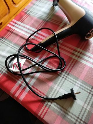 Secador profesional París Hilton de segunda mano por 25 EUR en Brion en  WALLAPOP