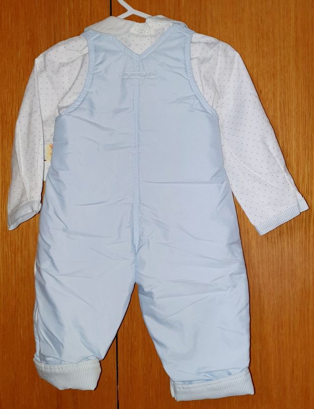 Peto acolchado azul celeste con blusa con lunares