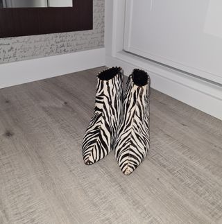 Botín cebra Mango. T 37 de segunda mano por 30 EUR en Pontevedra en WALLAPOP