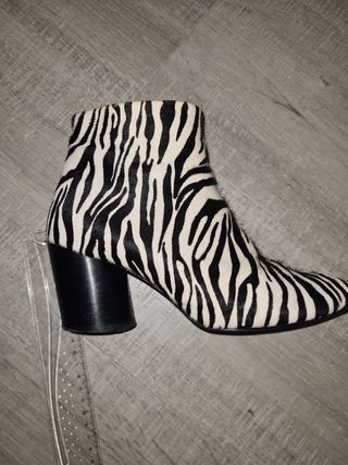 Botín cebra Mango. T 37 de segunda mano por 30 EUR en Pontevedra en WALLAPOP
