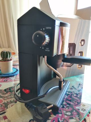 Cafetera con calentador agua 4 cafés de segunda mano por 15 EUR en Aracena  en WALLAPOP