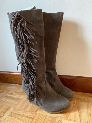 Botas altas flecos ante Stradivarius T.38 de segunda mano por 25 EUR en  Madrid en WALLAPOP