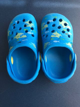 Chanclas tipo Crocs talla 20 de segunda mano por 3 EUR en San Sebastián de  Los Reyes en WALLAPOP