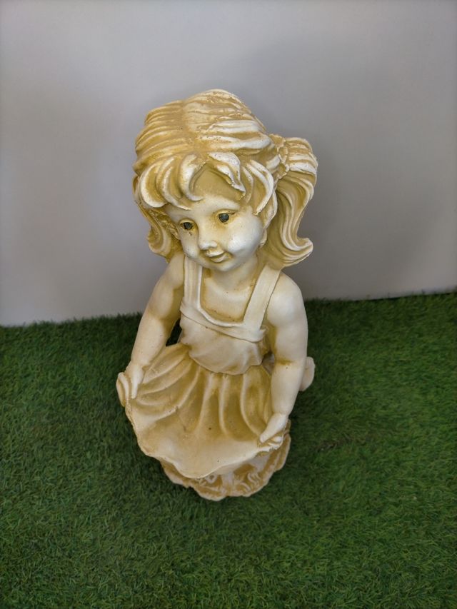 NIÑA CON DELANTAL PIEDRA ARTIFICIAL