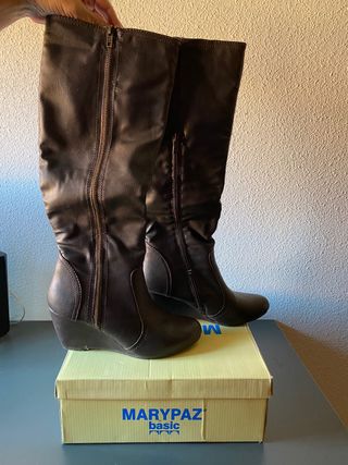 Botas altas cuña mujer de segunda mano por 10 EUR en Madrid en WALLAPOP