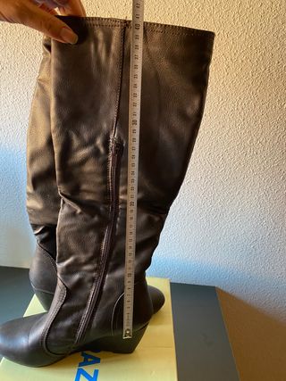Botas altas cuña mujer de segunda mano por 10 EUR en Madrid en WALLAPOP