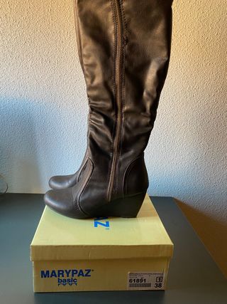 Botas altas cuña mujer de segunda mano por 10 EUR en Madrid en WALLAPOP
