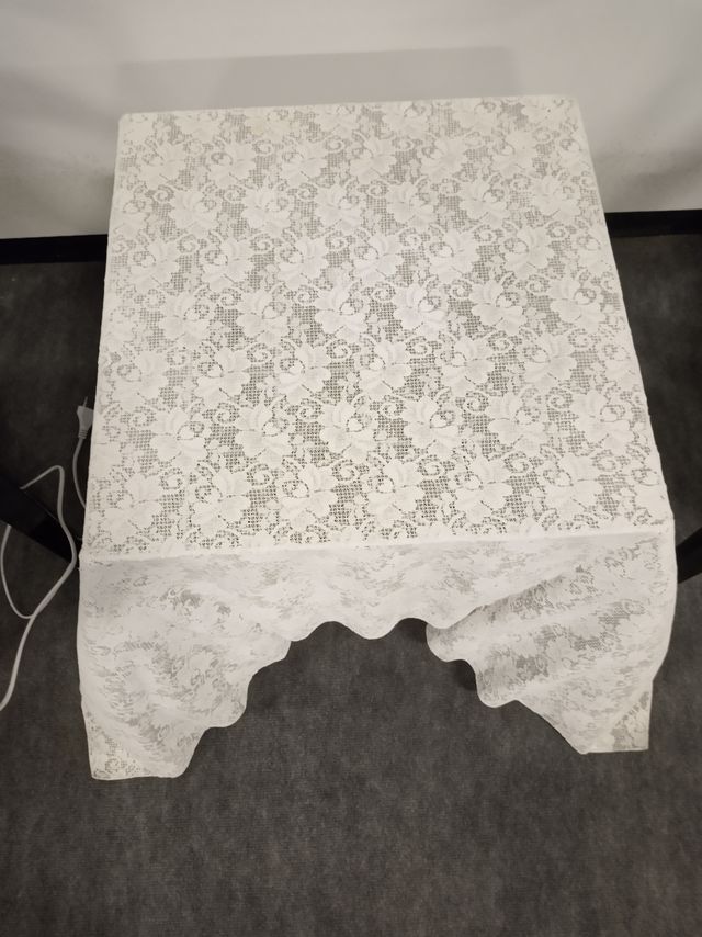 Mesa de escayola con lámpara a juego