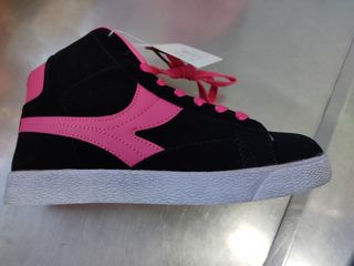 Zapatillas altas nuevas número 37 de segunda mano por 13 EUR en Granada en  WALLAPOP