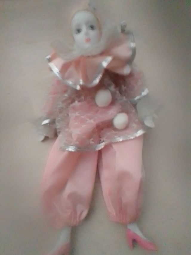 MUÑECA DE PORCELANA