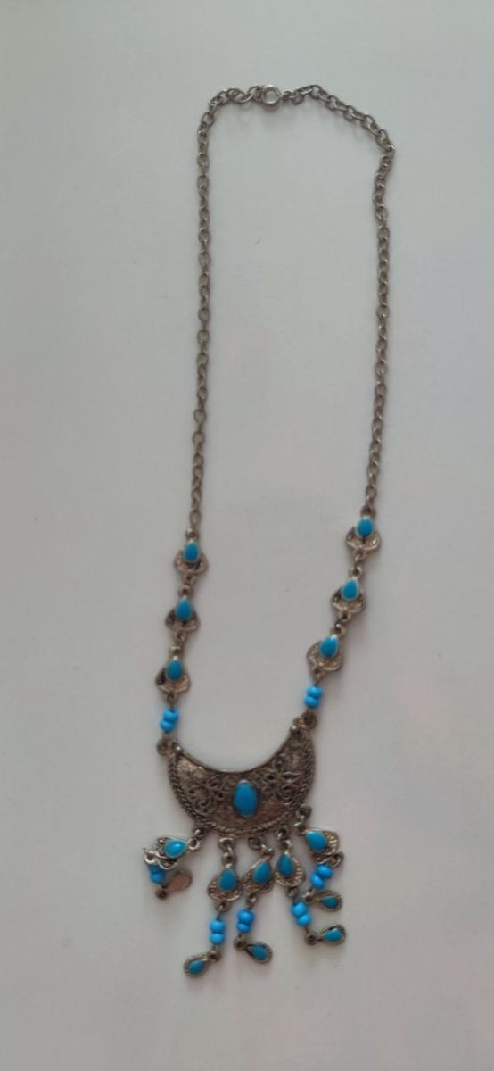 Collar plateado y azul