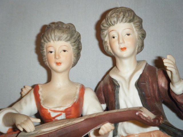 DELICADA FIGURA DE PAREJA ROMÁNTICA AÑOS 70