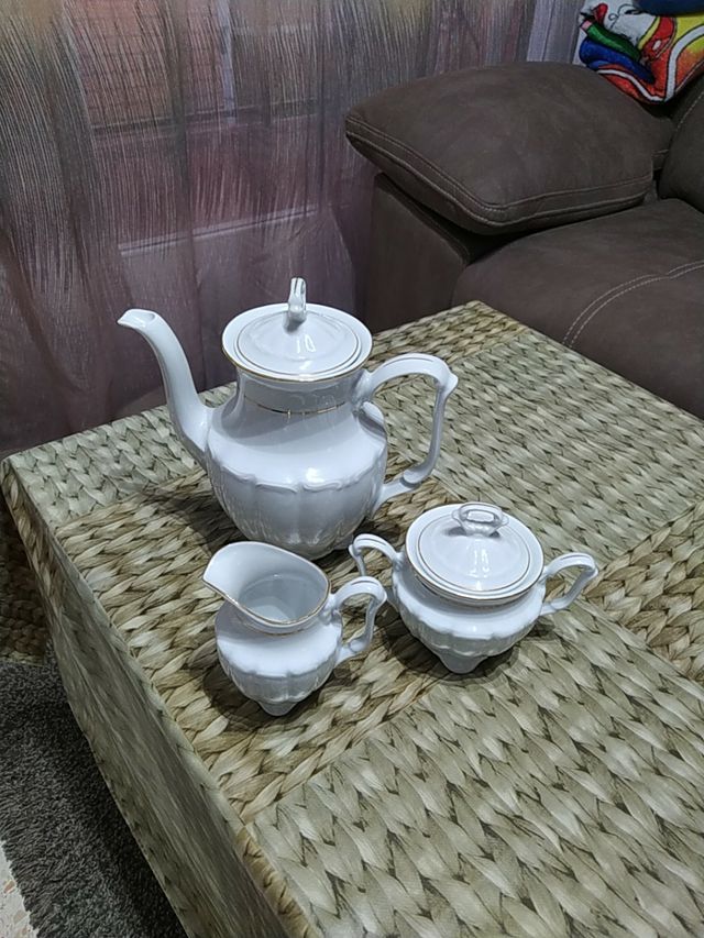 JUEGO DE CAFÉ DE PORCELANA FINA CON RIBETE DE ORO