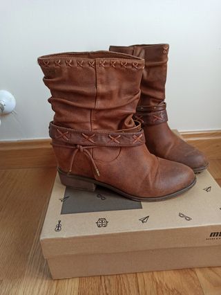 Botin mustang cuña interior de segunda mano por 10 EUR en Alcalá de Henares  en WALLAPOP