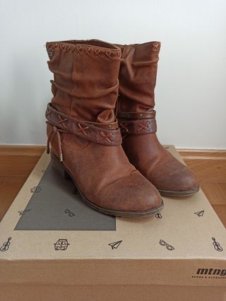 Botin mustang cuña interior de segunda mano por 10 EUR en Alcalá de Henares  en WALLAPOP