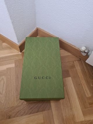 Caja de zapatos Gucci de segunda mano por 15 EUR en Madrid en WALLAPOP