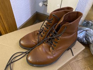 Botas marrones Stradivarius de segunda mano por 5 EUR en Madrid en WALLAPOP