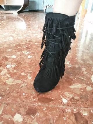 Botines negros con flecos a estrenar de segunda mano por 25 EUR en  Rellinars en WALLAPOP