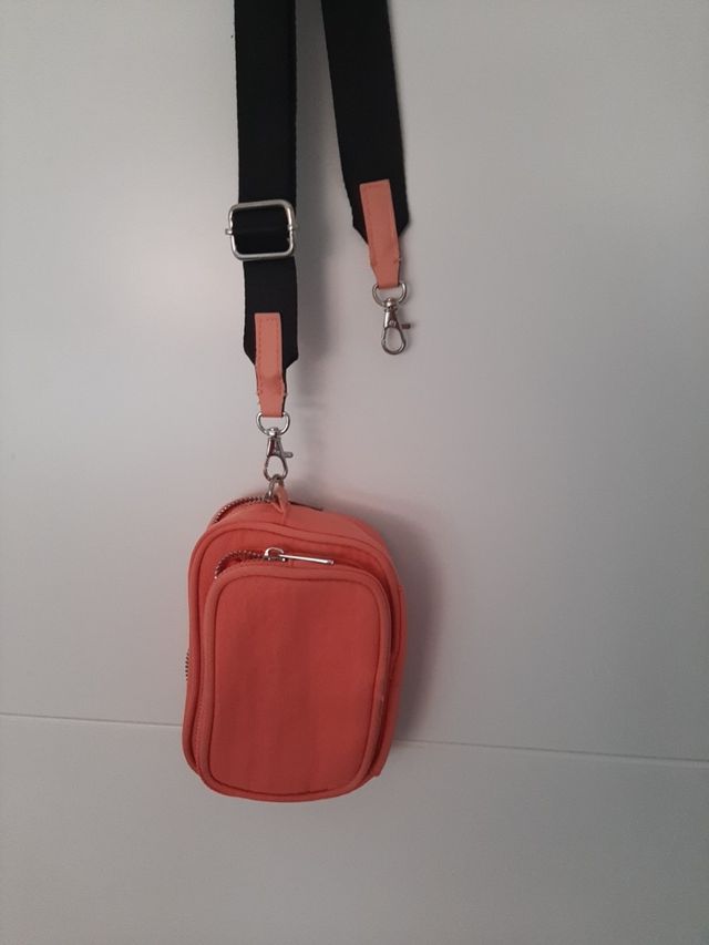 Riñonera coral de Stradivarius