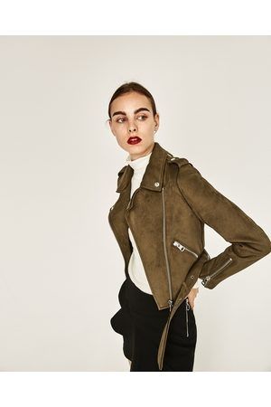 Cazadora biker antelina verde Zara de segunda mano por 19,9 EUR en La Peña  de Cádiz en WALLAPOP