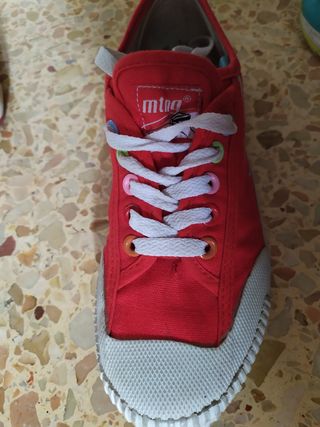 Zapatillas rojas Mustang de segunda mano por 8 EUR en Xativa en WALLAPOP