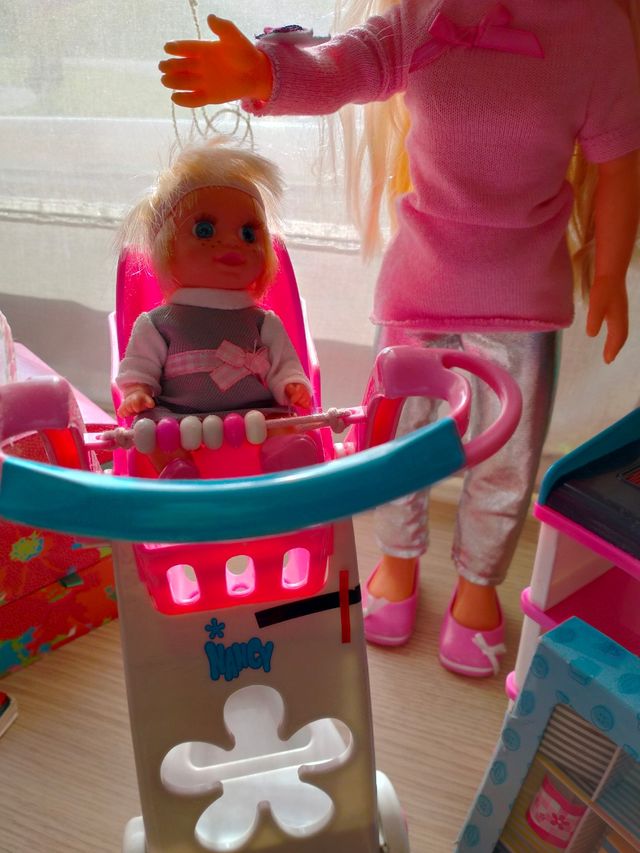 Nancy e seu irmãozinho fazendo compras