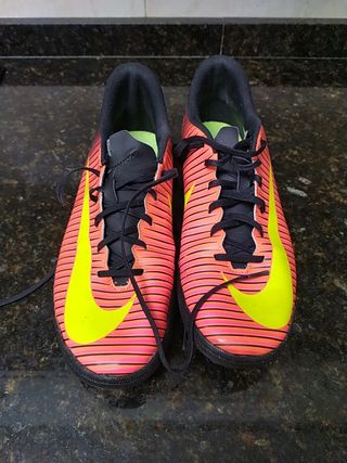 Zapatillas futbol multitaco Nike 44,5 de segunda mano por 24 EUR en  Vitoria-Gasteiz en WALLAPOP